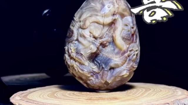 一块琥珀，缅甸琥珀灰白蜜情怀雕刻魔兽