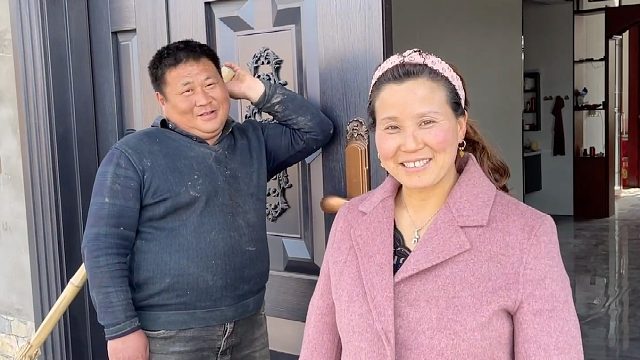 对象和叔叔来帮忙浇水，老爸一下准备18个菜招待，场面尴尬又搞笑