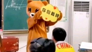 少年强则中国强，老师为了缓解学生压力，主动带上头套，为学生加油。