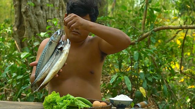在河里钓几条鲭鱼，切段炸香配酸辣酱，咬一口味真鲜