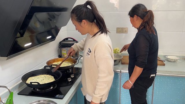 农村媳妇忙完农活，回家边流眼泪边做饭，看看到底咋回事