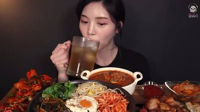 解压版的美食吃播