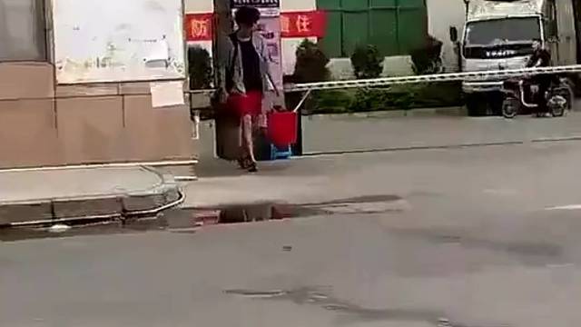 提最红的桶进最黑的厂