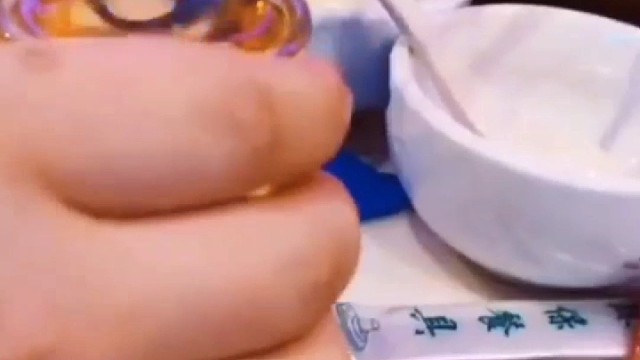 吃饭喝水手抖这种尴尬你遇到过吗