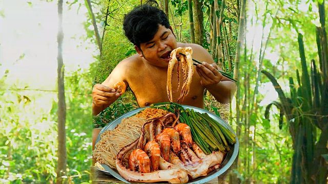 抓几只虾和章鱼，用辣酱拌一块吃真过瘾