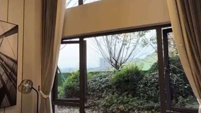 适合年轻人单身复式公寓推荐，总价30w大大的落地窗，这样的房子，你心动了吗