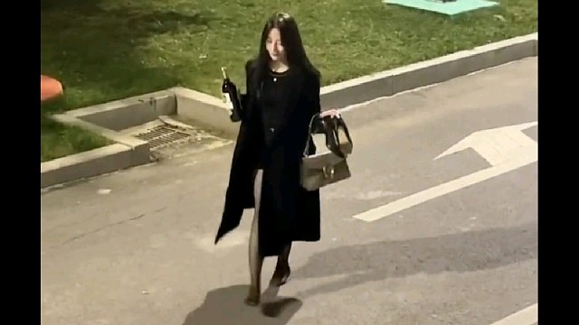 最近下班老看到有个姑娘这样走路，兄弟们她是怎么了？