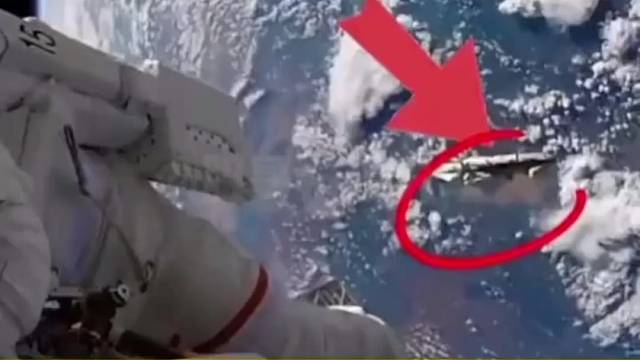 宇航员维修时意外抓拍到了不明飞行物