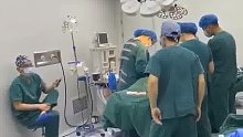 众医生手术室围成一团，麻醉医生竟扭头玩起手机，网友直呼是好事