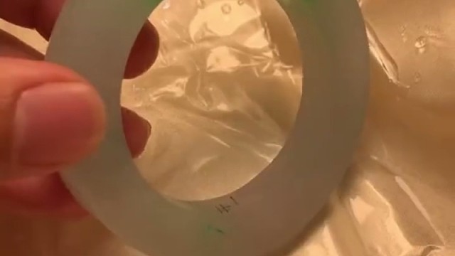 只需一抹绿，就让普通的手镯变得让人眼前一亮！#翡翠##手镯#