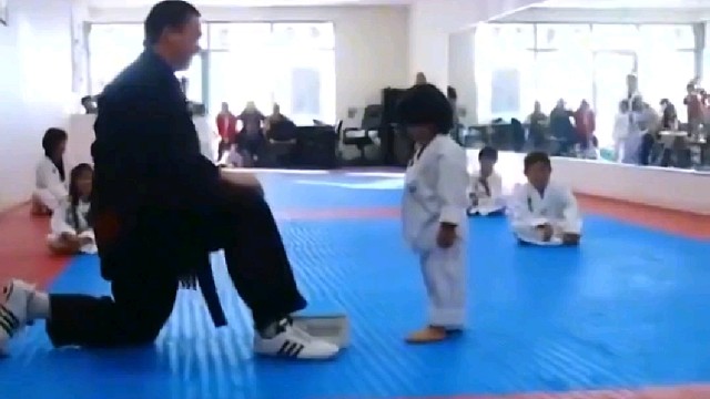 这乱蹬的小jio简直萌化了