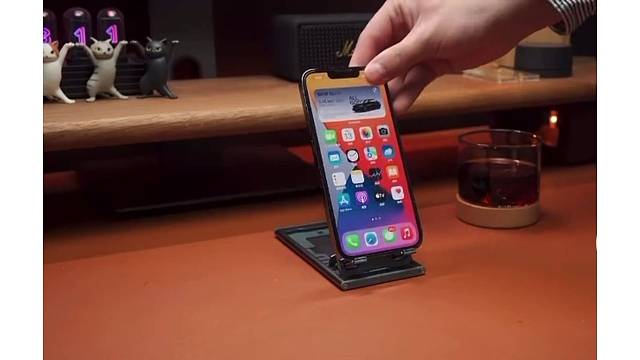 苹果手机就应该配这样的支架，灵活多变真好