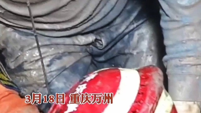 工地男子身陷4米深坑，被救时坚持不踩消防员肩膀！