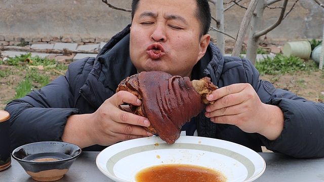 很久没吃肘子了，做个“虎皮肘子”解解馋，啃肘子喝小酒，舒坦