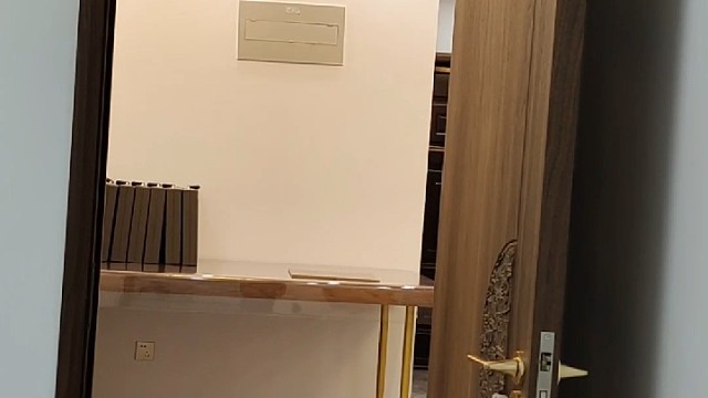 相比传统中式追求富丽堂皇、雕梁画栋的装饰效果，现代新中式风格相对简洁许多，打造一个舒适、雅致、宁静而