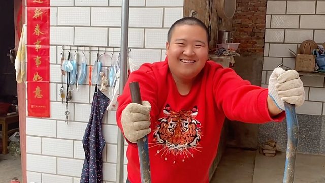 儿媳刚出月子就累病，婆婆炖鸡贴地锅饼给她补身子，小屋充满温情