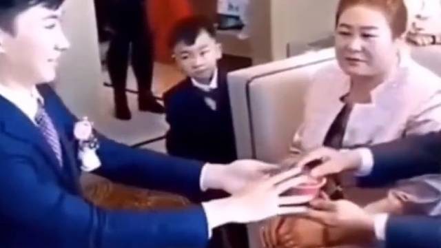 他只是想喝一杯茶，有什么错