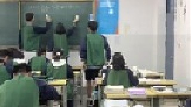 女生垫脚尖擦黑板，男生争着帮忙，青春真甜