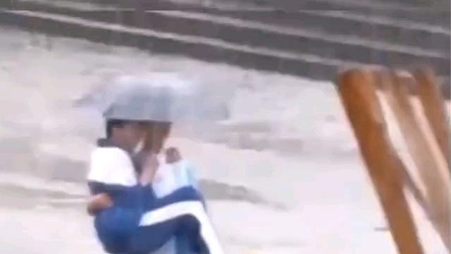 下雨天同學公用一把雨傘