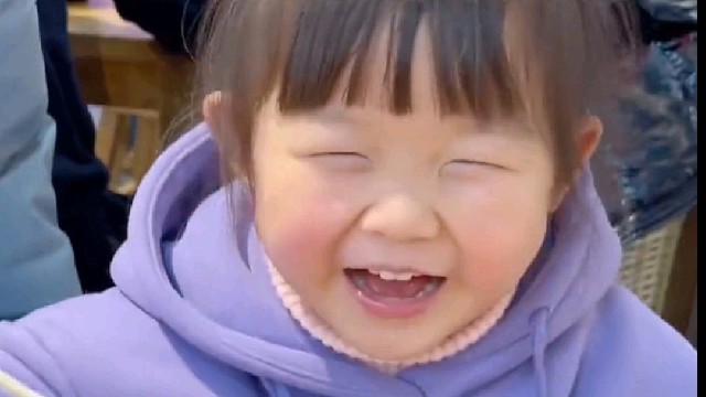 可爱萌娃吃饭，结果到嘴飞了