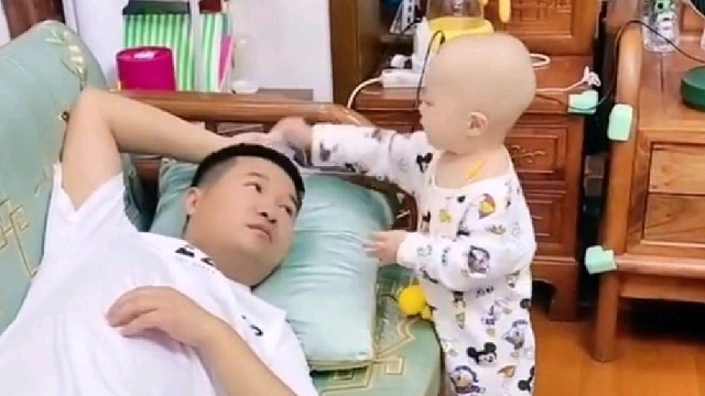 小宝宝费尽心思的讨好爸爸，竟然是为了这个