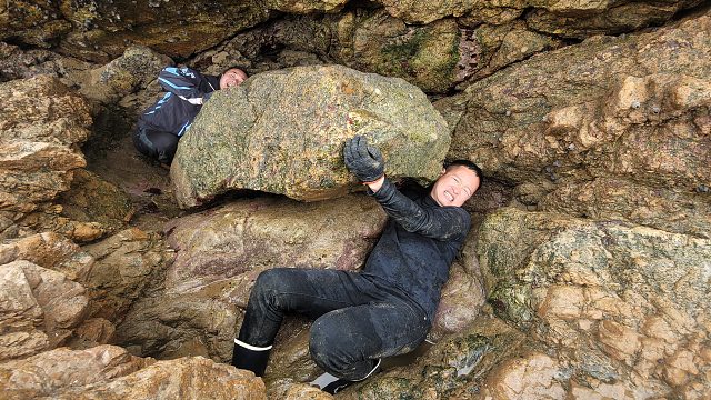 小明发现巨石底下有动静，叫来阿峰一起配合抓出一窝生猛值钱大货