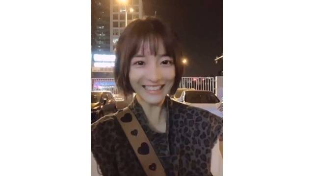 哎呀，你太美了！尽管听不懂你说啥话，但我就知道你太美了！