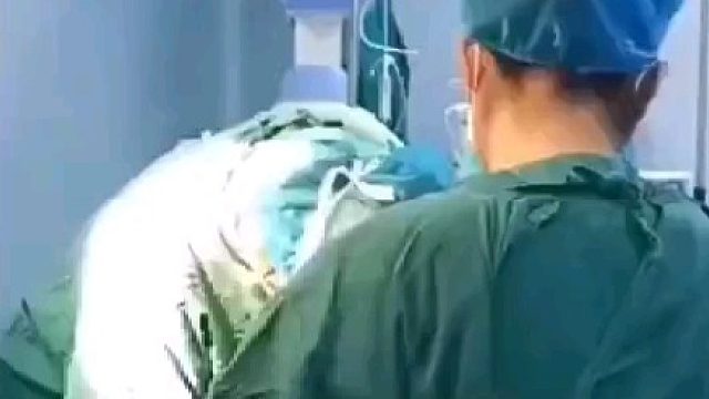 刚出生就背了一屁股债