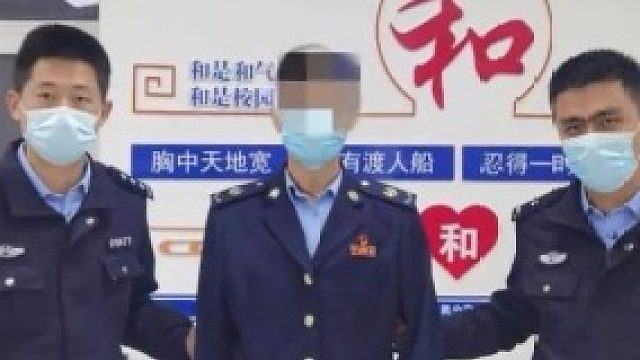 男子穿着一身税务制服，1小时没收100多桶老坛酸菜面，碰到真民警 网友：净坛使者