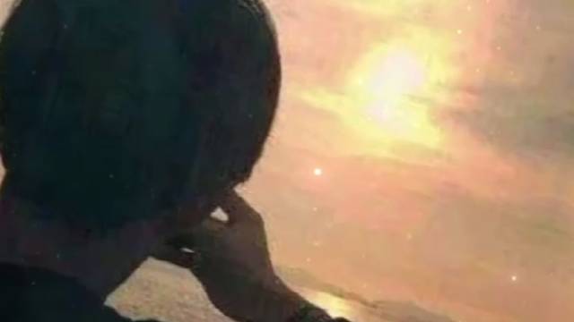 夜里无人点燃烟，一吸一吐夜难眠，生活困顿几十载，富贵到头靠老天，烟到尽头全是灰，