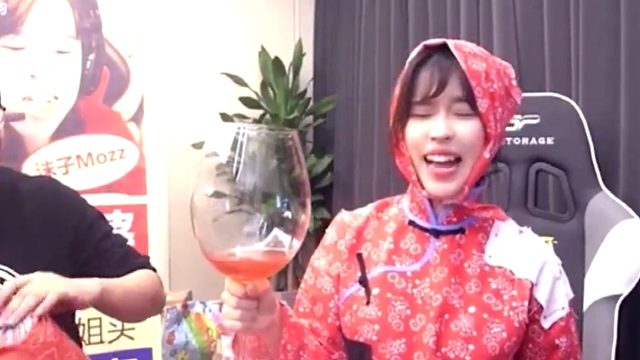 沫子收到智能拐杖，水友：骂你智障