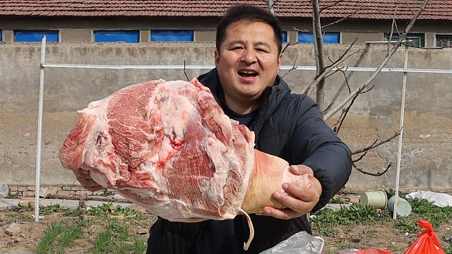 200元买一根大猪腿，做一锅“白菜豆腐炖粉条”，妥妥的大席味道