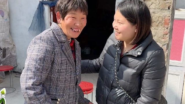 妞妞带燕子妈妈看病，嫂子坚持不下车，母女俩热泪盈眶显深情