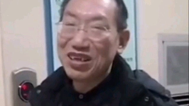 每天多台手术，医生站着睡着摔倒，磕断两颗门牙。