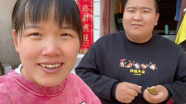 小伙第一次给老爸设计理发，前后对比差距太大了，儿媳越看越想笑