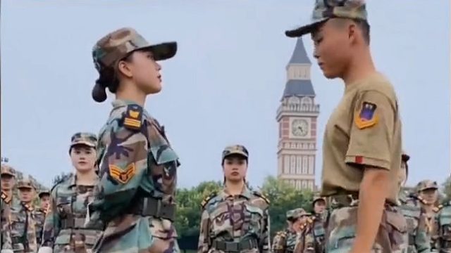 盘点军训中的搞笑场面，总有几位顺拐的大哥让教官捉急 (1)