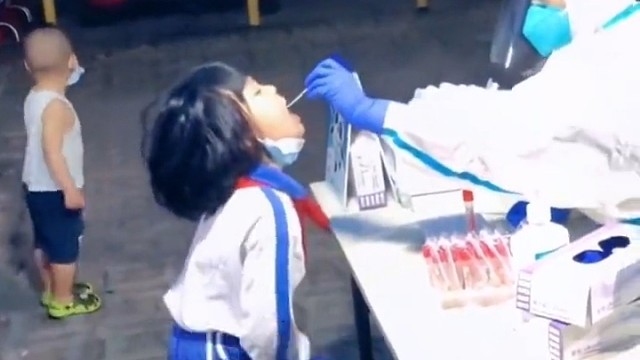 姐姐带弟弟做核酸，懂事的让人心疼