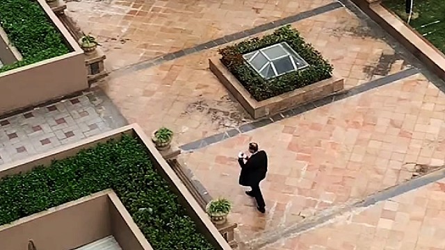 小区物业大叔通过用爱豆名字，吸引大家下楼核酸。