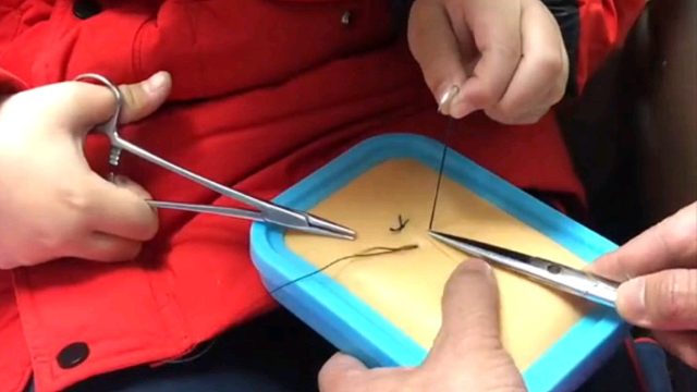 当父母都是外科医生时。。孩子的玩具有点不对劲