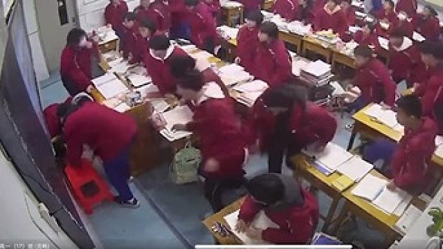 老师突然晕倒在讲台，学生们飞奔过来相救