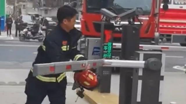 消防员为何怒拆门禁杆