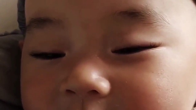 妈妈喂宝宝吃药，小可爱秒装睡