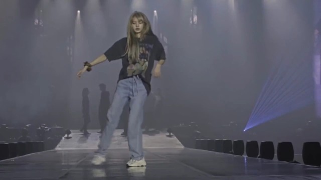 #Lisa25岁庆生照#lisa25岁生日照，金色高马尾搭配蓝色毛球超可爱你永远可以相信lisa