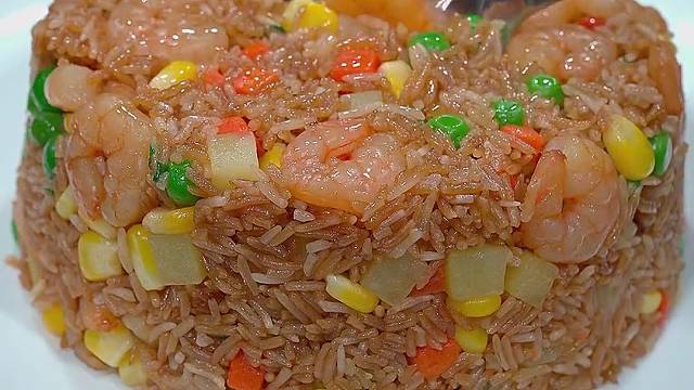 孩子放学回来不知道吃什么，那就做道虾仁焖饭，有肉有菜，简单又营养～