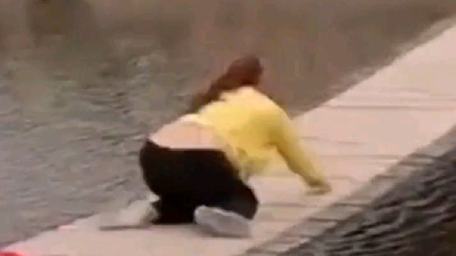 黄衣服女子：各位大哥大姐，新年好，提前拜年