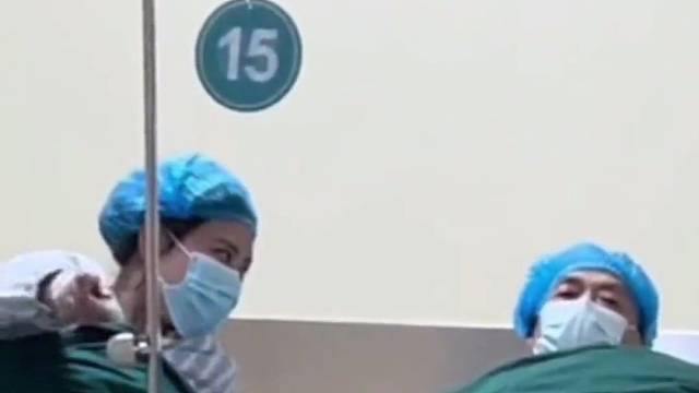 女子在病床上与旁边大哥闲聊，丈夫觉得她有社交牛逼症