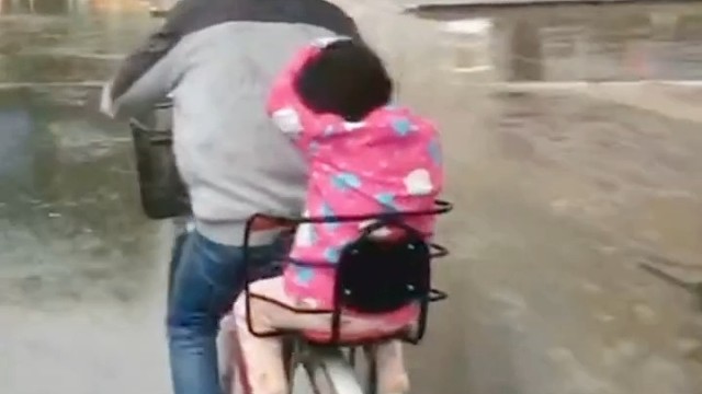 男人带娃就是不靠谱