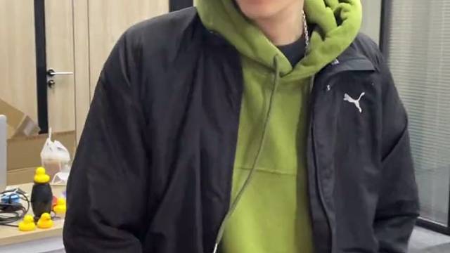 外面挺冷的，我怀里38度，你懂吧？