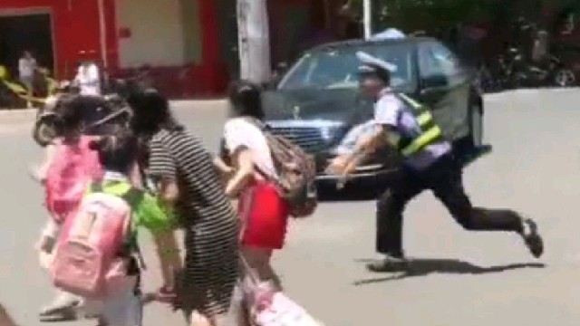 警察叔叔下意识反应