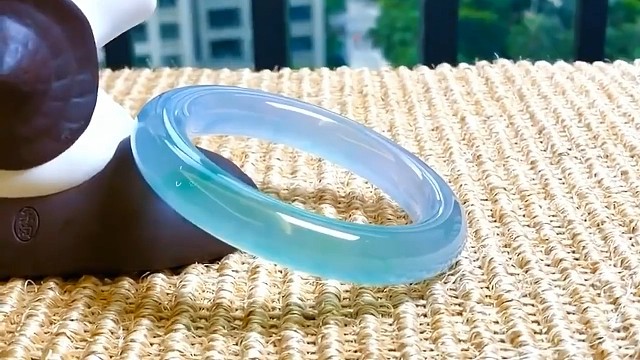 一眼就让人心动的仙女圆镯，莹润起光，悠远有意境！#翡翠##手镯#这样的镯子一条就够了！